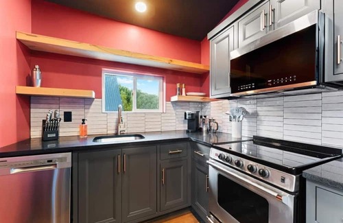Omaha House | The Constellations Aries & Virgo - Romantic Steam Showers, Hot Tubs, and Table Rock Lake