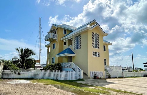 Belize City House | Stunning 2 bedroom apartment on the outskirts of Belize City.