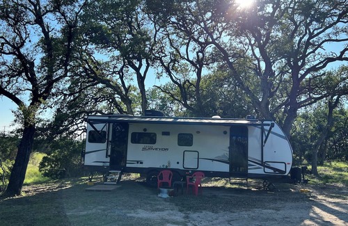 Marble Falls House | Cozy & Spacious Grand Surveyor Glamping Experience @ Fishers of Men Ranch