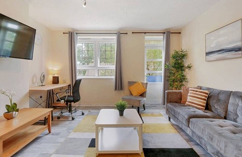 Pollards Hill Apartment | Stylish 2-Bedroom Flat for Relaxation & Comfort