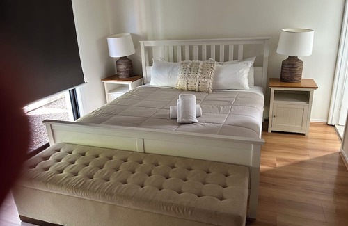 Mermaid Waters House | Coco Bella-5 min walk to beach Cafes & shops Family friendly great value