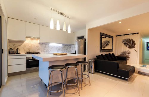 Mermaid Waters House | Coco Bella-5 min walk to beach Cafes & shops Family friendly great value
