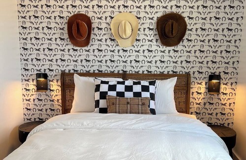 Marfa Apartment | PikPak D- Tuff's Place- Sleeps 6- EV charging