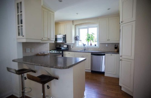 North York House | Serenity Stay - Beautiful House in Quite Wooded Area