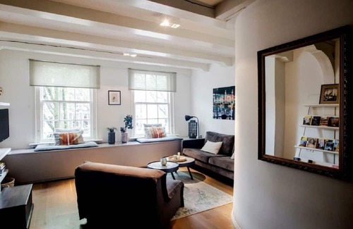 Grachtengordel-West Apartment | Indulge in Canal-Side Elegance and Comfort