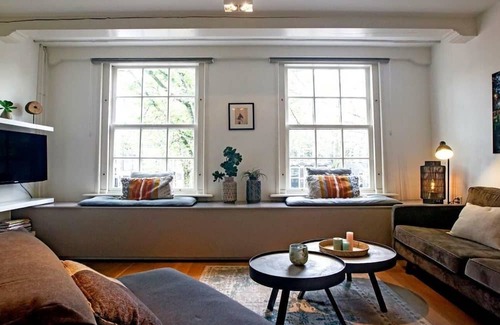 Grachtengordel-West Apartment | Indulge in Canal-Side Elegance and Comfort