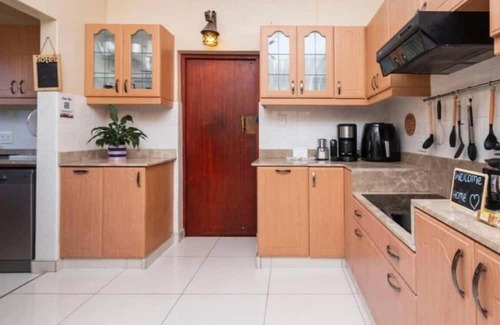 Milnerton House | 6 minutes' walk to Lagoon beach, Family house with a garden and swimming pool