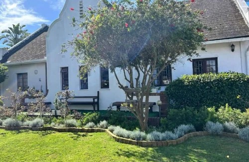 Milnerton House | 6 minutes' walk to Lagoon beach, Family house with a garden and swimming pool