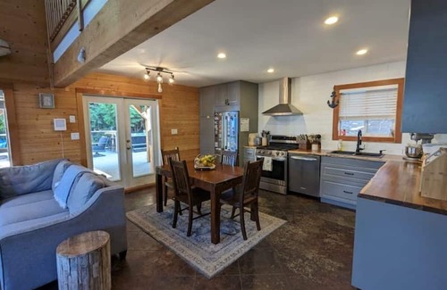 Tofino Cabin | Beautiful Tofino Cabin with Hot Tub 5 minutes from Chesterman & Mackenzie Beach!