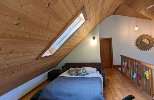Tofino Cabin | Beautiful Tofino Cabin with Hot Tub 5 minutes from Chesterman & Mackenzie Beach!