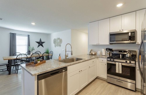 Southside House | 30+DayStay Mid-Term Rental-Mission del Lago 4BR, Ping Pong, Spacious, PETS OK