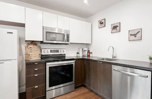 Whistler Creekside Condo | Whistler Peak FREE parking, Pet Friendly, Backyard Lake - 5 Min Walk to Gondola