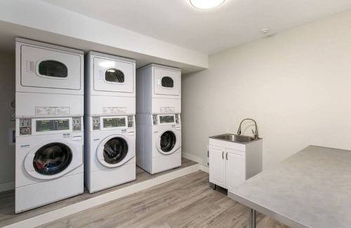 Whistler Creekside Condo | The CABIN 5min Walk to Gondola + FREE PARKING + Hottub + Pet Friendly!