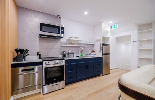 Regal Heights House | Queen Loft w/ Private Bathroom with sitting area or extra sofa bed in central TO