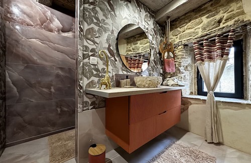 Collias House | Holiday Home 'Pont Du Gard - Maison, Spa' with Mountain View, Wi-Fi and Air Conditioning