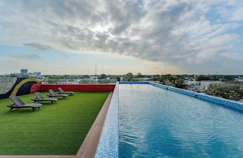 Centro House | Enjoy Our Rooftop Pool & Comfortable Room near Cultural Landmarks