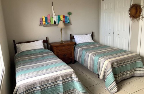 Rainbow Bay Cottage | The Anchorage - centrally located cozy beach cottage opposite Rainbow Bay Beach