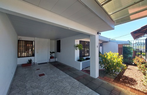 Guacima House | House 3 mins from SJO airport with free parking