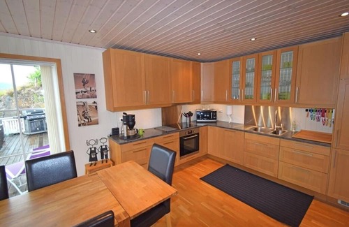 Farsund House | Holiday home "Lyngsvag" on Lyngsvagfjorden near Farsund -Spind, southern Norway, in an exceptionally beautiful location, Internet WLAN, 120 m² living space, sunny and sheltered holiday spot on the Farsund archipelago, chic furnishings, 3 bedrooms.