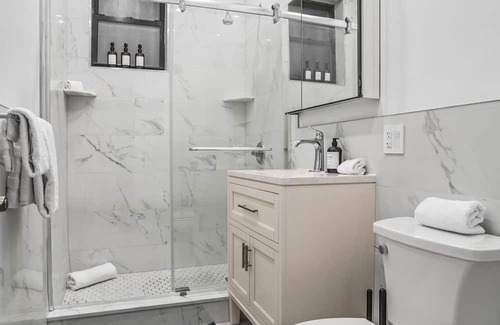 Rose Hill Apartment | Trendy apt with 3 Bd and 1Bath