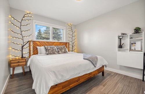 Northeast Edmonton House | Unique stay with retro arcade, free coffee/tea, and a spacious backyard patio