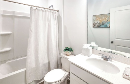 Paw Creek House | Luxury Escape - 2 King Bedrooms, 2 Queen Bedrooms + Pool Table