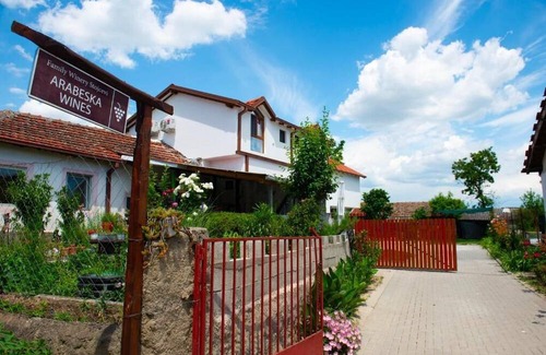 Vardar Region Apartment | Triple Room with Mountain View - Arаbeska Family Winery & Apartments