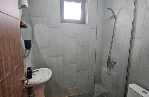 Vardar Region Apartment | Triple Room with Mountain View - Arаbeska Family Winery & Apartments