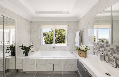 Bantry Bay Villa | Indulge in Lavish Comfort at Villa Stanleon