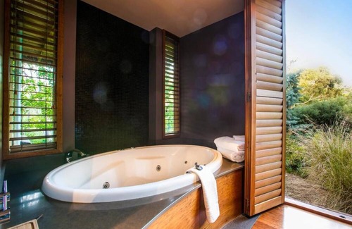 Hepburn Springs Villa | Horizon Villa. Newly renovated luxury villa in gorgeous private setting.