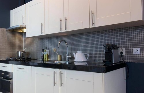 Grachtengordel-West Apartment | Located in the heart of the 9 Straatjes and located right on the canals!