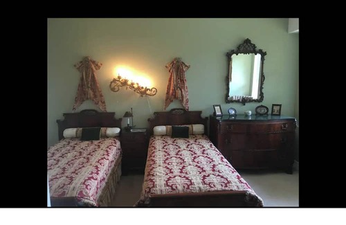 Lynn Valley Bed & Breakfast | Pets welcome! Quiet, fully fenced yard close to main attractions in North shore