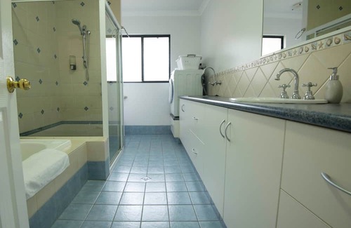 Pink Lake House | Enjoy a cosy country setting, starry nights and 5 minutes to the closest beach.