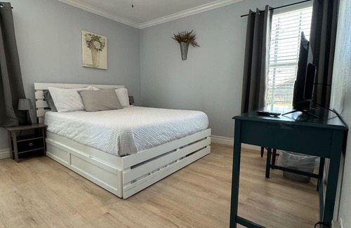 Bay Area Cottage | Bay Area Cottage - Conveniently located with all the amenities of home!