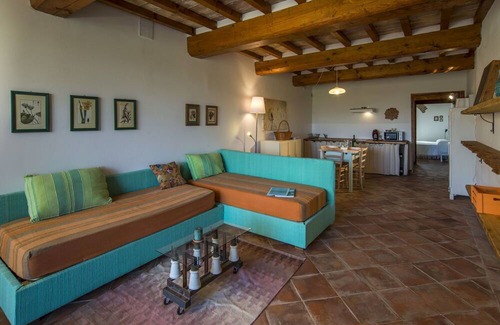 Laterina Apartment | Cosy apartment for 2 people with A/C, pool, WIFI, TV, patio and parking, close to Arezzo