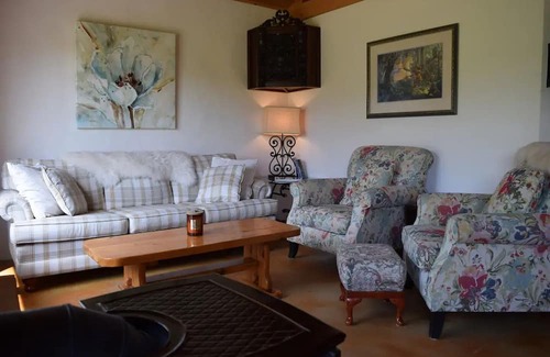 Oro-Medonte Cottage | Warm cosy 2 bedroom selfcontained strawbale cottage, one level,