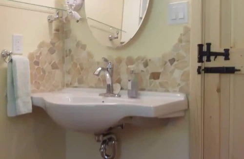 Oro-Medonte Cottage | Warm cosy 2 bedroom selfcontained strawbale cottage, one level,