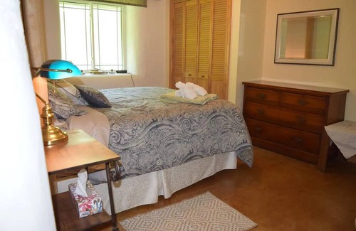 Oro-Medonte Cottage | Warm cosy 2 bedroom selfcontained strawbale cottage, one level,