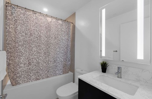 Parkdale House | Sunset View - Luxury 2BR - 5 min to Exhibition Place