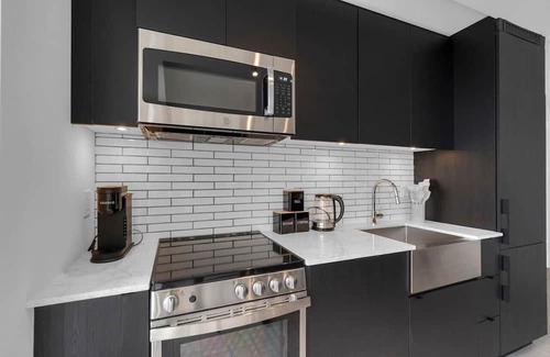 Parkdale House | Sunset View - Luxury 2BR - 5 min to Exhibition Place