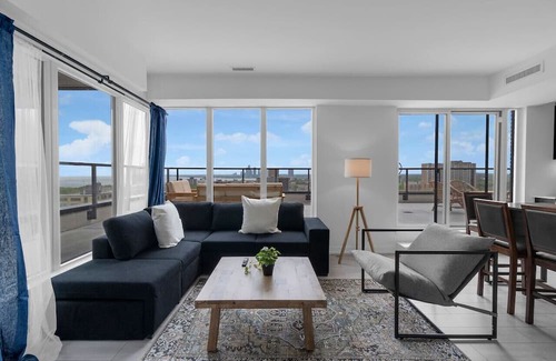 Parkdale House | Sunset View - Luxury 2BR - 5 min to Exhibition Place