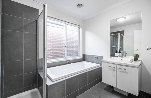 Truganina House | This house is a 3 bedroom(s), 2 bathrooms, located in Truganina, VIC.