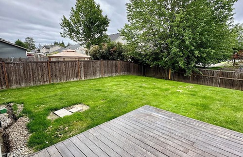 Spanaway House | Mid-Side house located in Spanaway perfect home away from home!