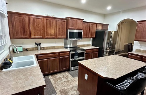 Spanaway House | Mid-Side house located in Spanaway perfect home away from home!