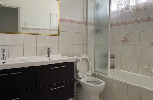 Bundoora House | A convenient and livable place for daily life（别墅大床双人间）