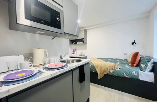 Old Trafford Apartment | Contemporary Chic Studio in Stretford