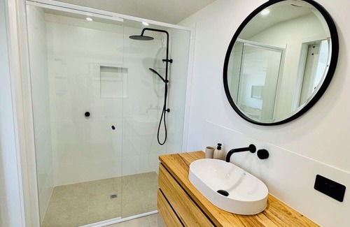 Ventnor Apartment | Waterfront! "The Nest'" boasts beautiful water views over Western Port Bay.