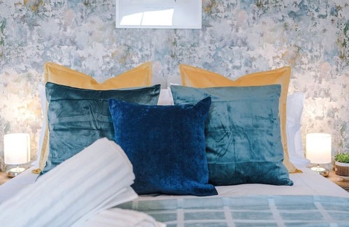 Clayton House | Beautiful House in Manchester Sleeps 7 with Wi-Fi