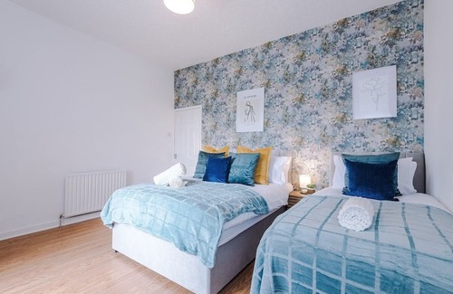 Clayton House | Beautiful House in Manchester Sleeps 7 with Wi-Fi