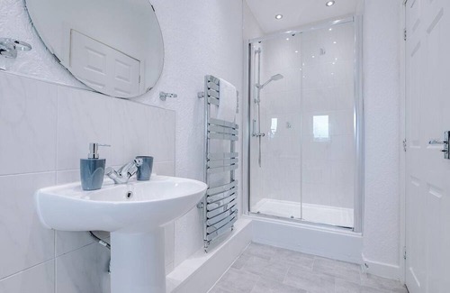 Clayton House | Beautiful House in Manchester Sleeps 7 with Wi-Fi